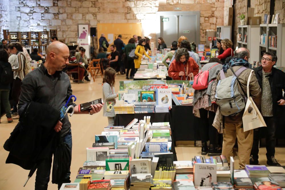 El Aljub de Es Baluard protege de la lluvia la Fira del Llibre en Català