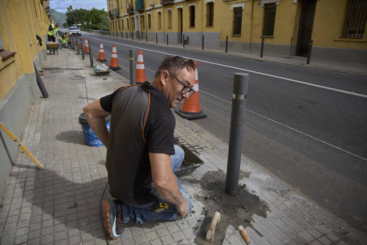 Les imatges de la reparació de les pilones que un vehicle s'ha endut a Anglès Les imatges de la reparació de les pilones que un vehicle s'ha endut a Anglès