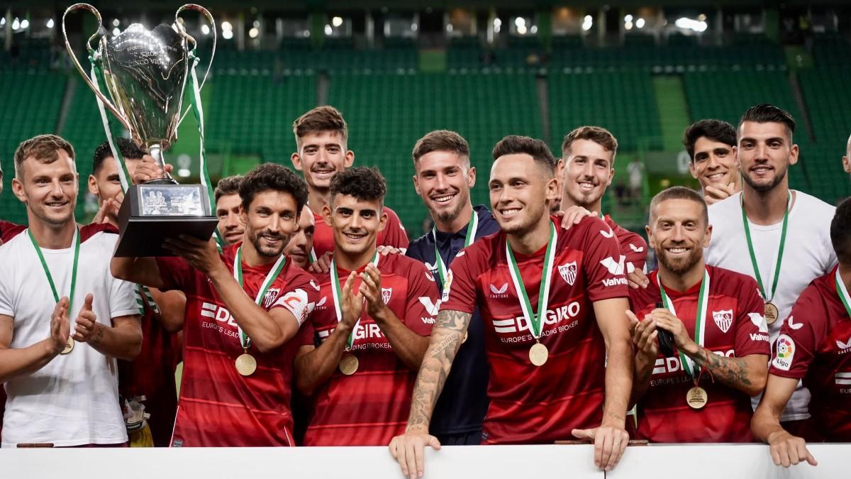 Navas y los jugadores del Sevilla levantando el trofeo