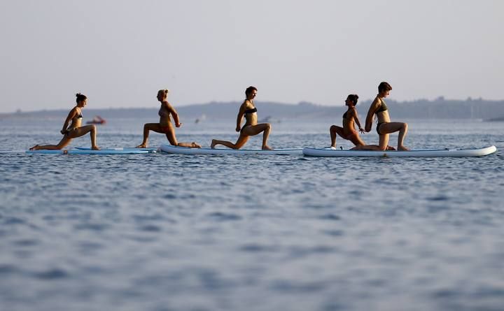 La costa croata de Medulin es el lugar pionero en desarrollar el Meta Float Yoga, una modalidad de este ejercicio que se desarrolla sobre tablas de surf y objetos flotantes.