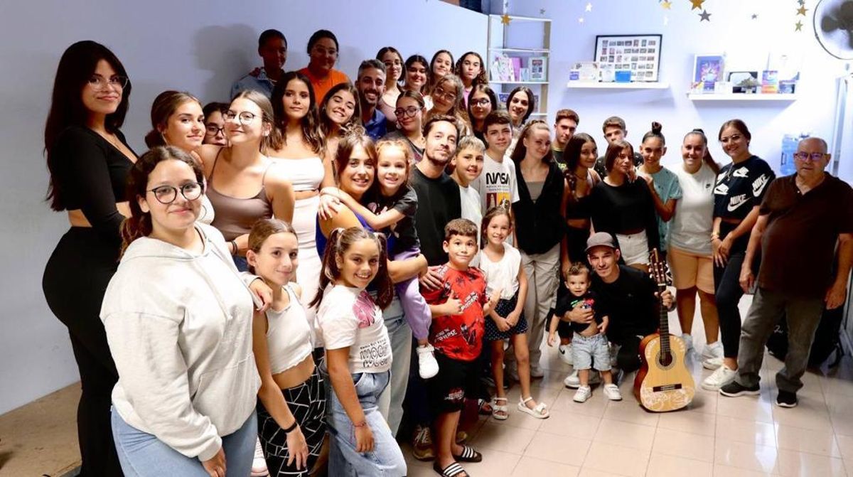 Los concejales de Fiestas y Educación, con el director de la gala infantil en la murga de niños Castorcitos.