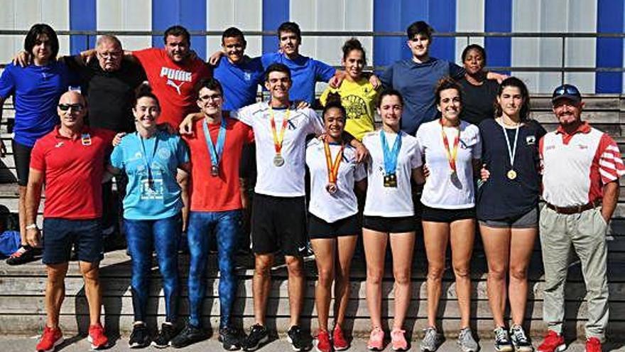 Abajo, los medallistas autonómicos y gallegos de la Escuela de Lanzamientos entre sus entrenadores, Necho y Raimundo Fernández.