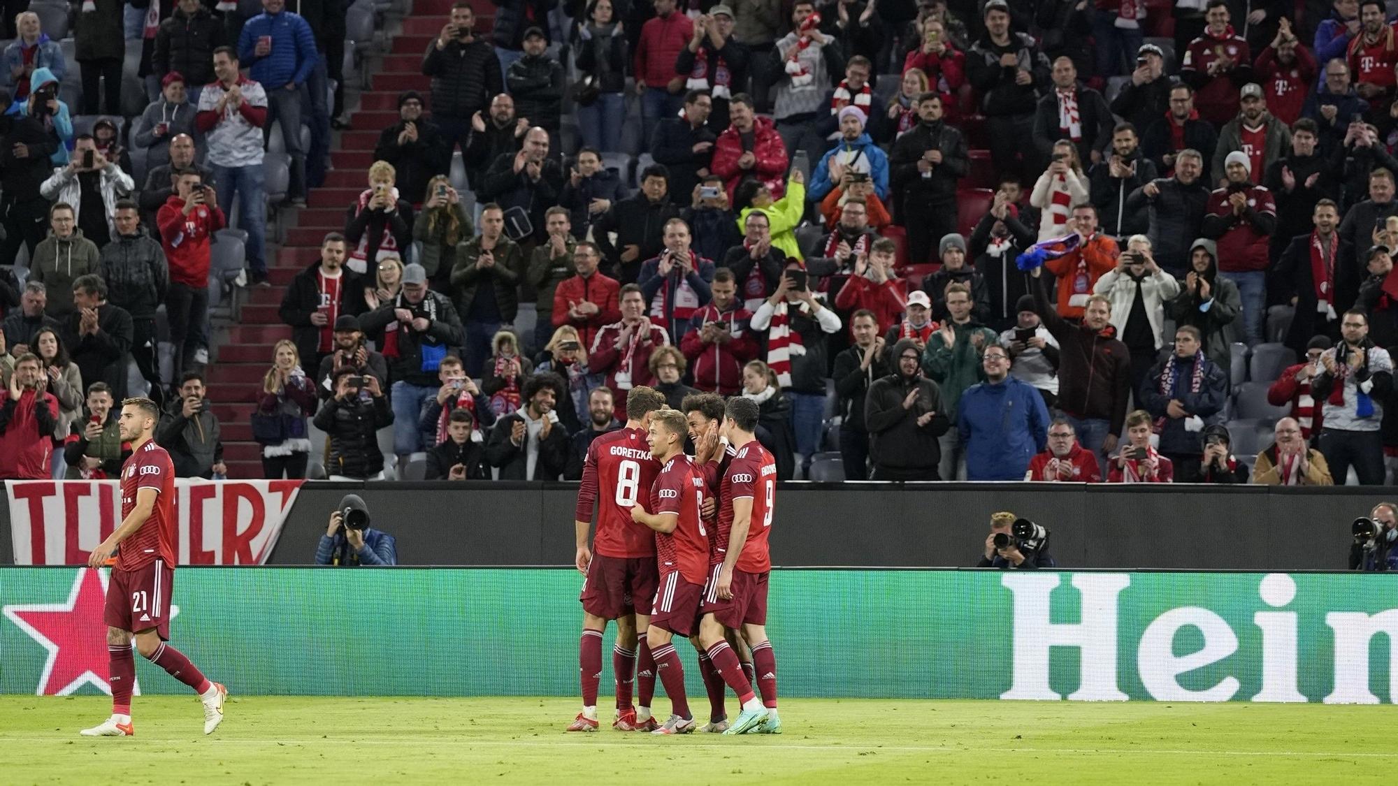 El Bayern celebra uno de los goles al Dynamo en el Allianz Arena.