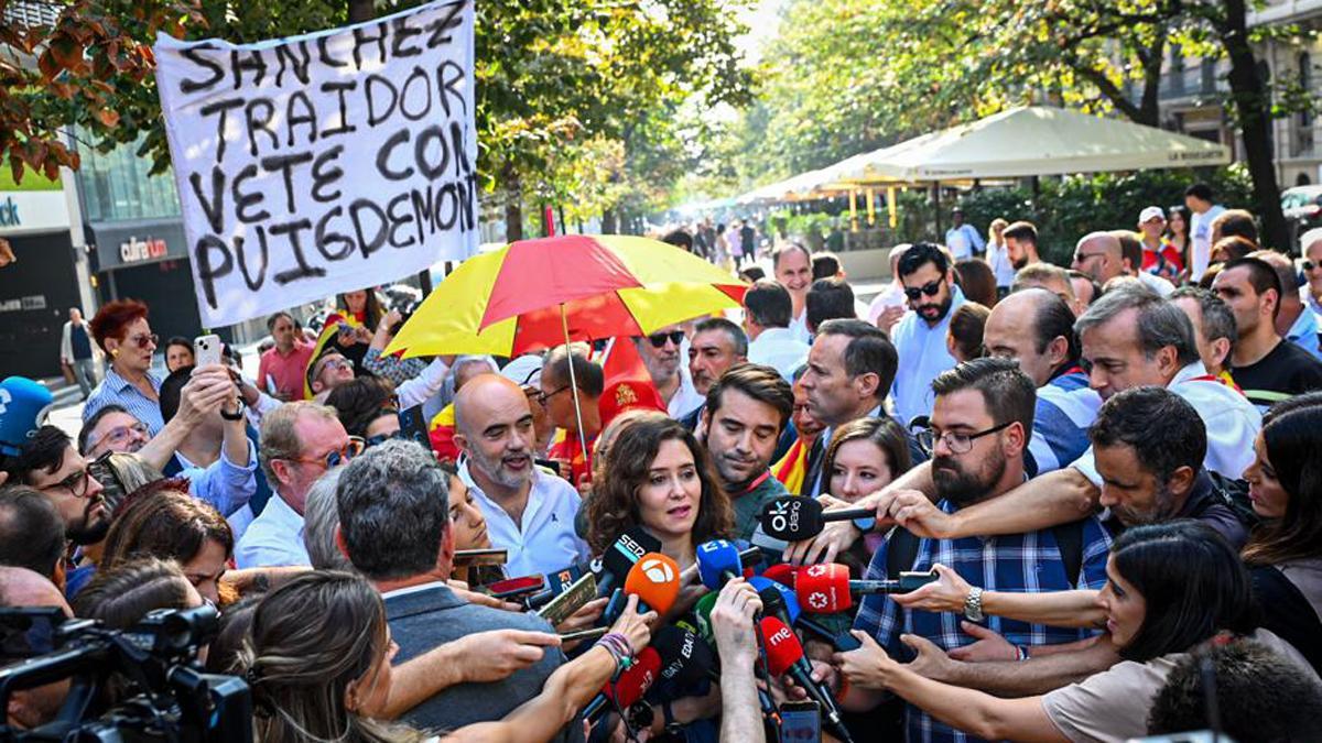 La presidenta de la Comunidad de Madrid, Isabel Díaz Ayuso, ha asegurado este domingo que el presidente del Gobierno en funciones, Pedro Sánchez, pretende llevar a España a un callejón sin salida y de una forma tirana a cambio de conseguir el apoyo de los siete diputados de Junts a su investidura.