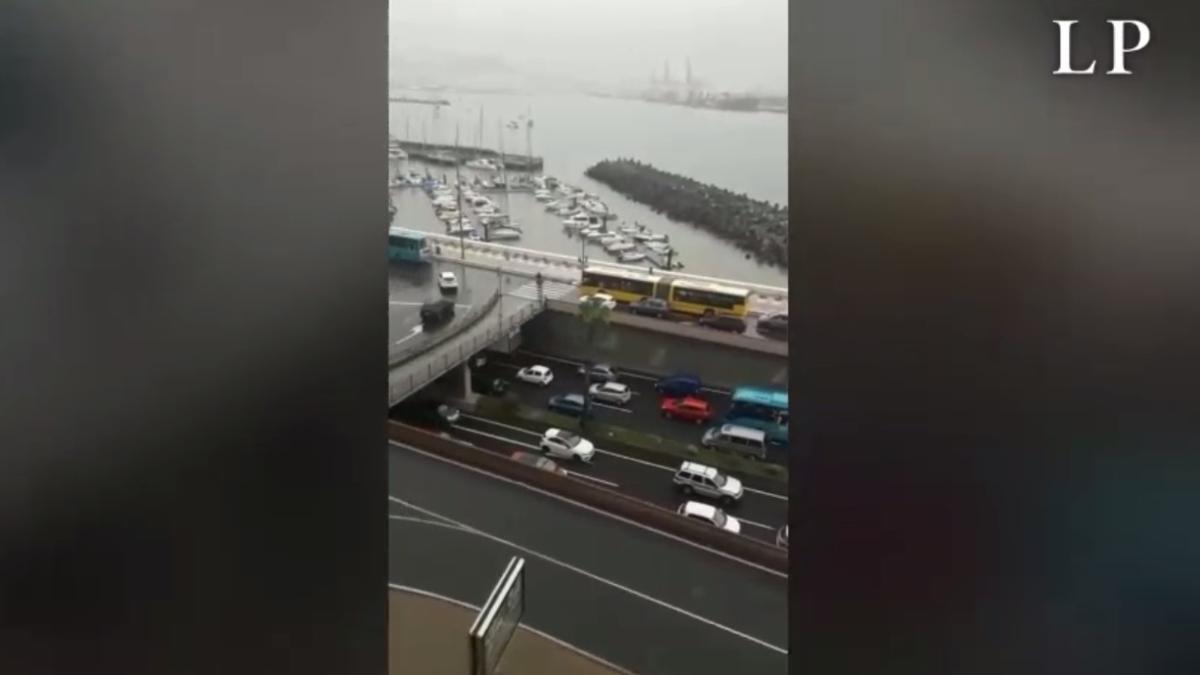 Tráfico lento en la Avenida Marítima en un día de lluvias