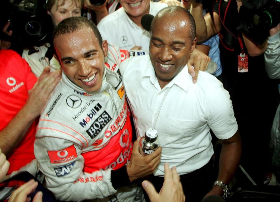 Su padre Anthony ha sido siempre el gran apoyo de Hamilton. En la imagen, tras proclamarse campeón del mundo en 2008.