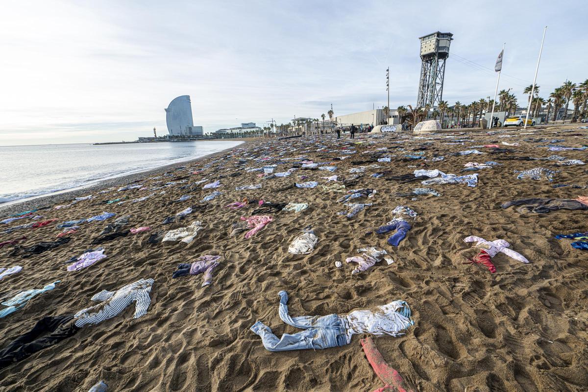 Denuncian miles de muertes en el Mediterráneo este lunes en la Barceloneta