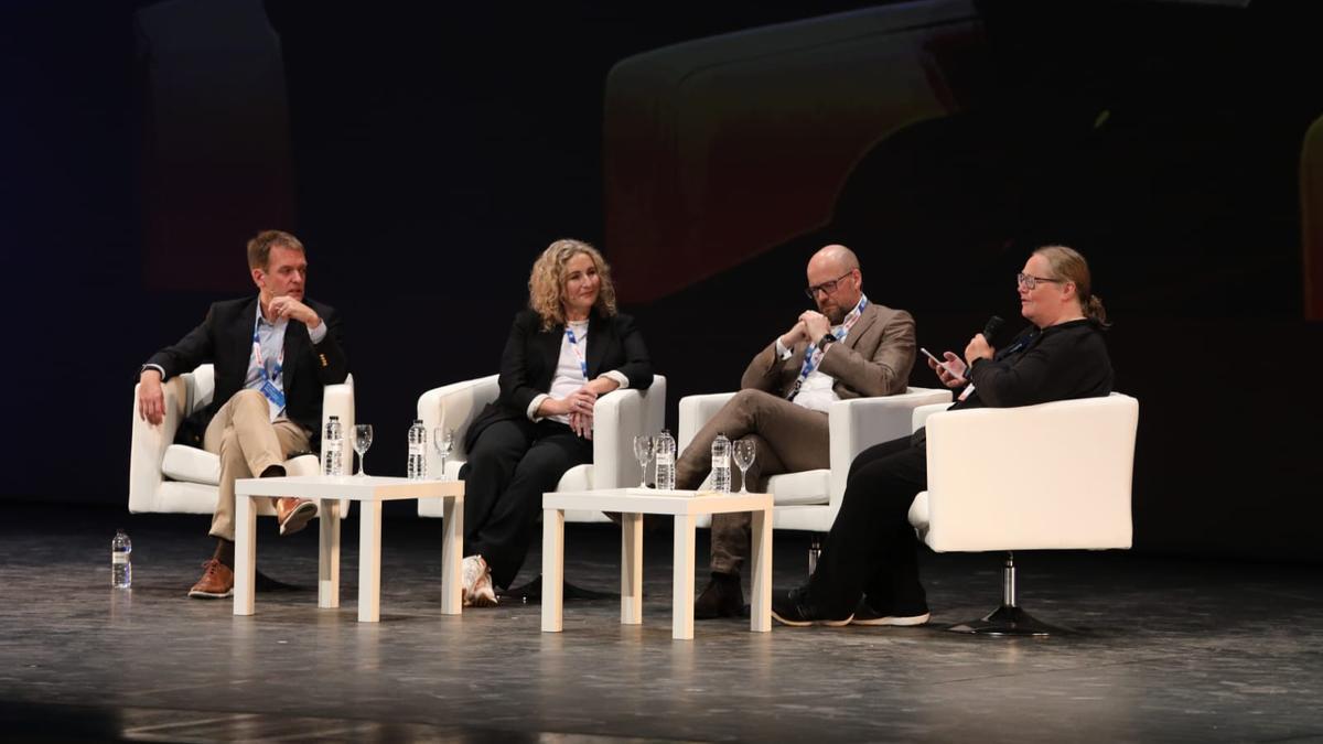 Nicolas Johnston, Sinead Boucher y Pal Ndregotten, junto a la moderadora Emily Bell, este jueves en el Palacio de Congresos de Zaragoza.