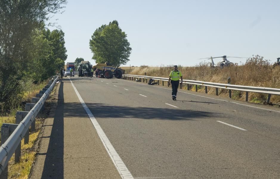 Accidente entre un autobús y un tractor en Fuentes