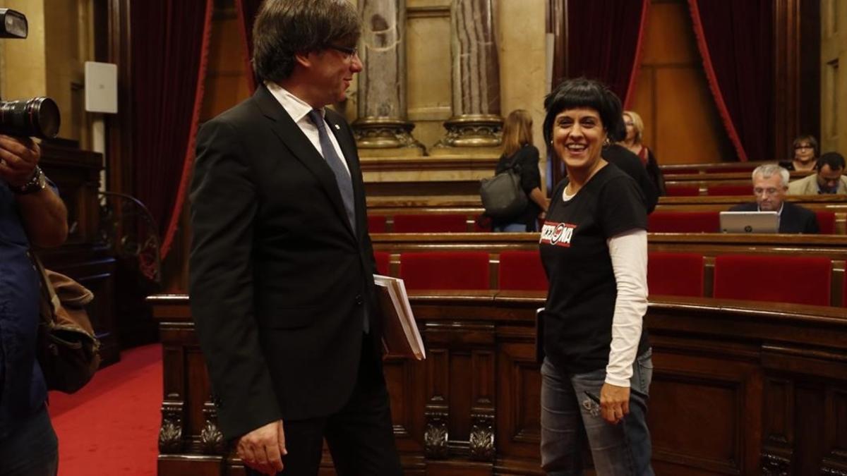 El 'president' Carles Puigdemont y la diputada de la CUP Anna Gabriel, el pasado 5 de octubre, en el Parlament.