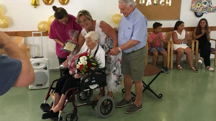 Antonia Guasch, rodeada de su familia para celebrar su centenario