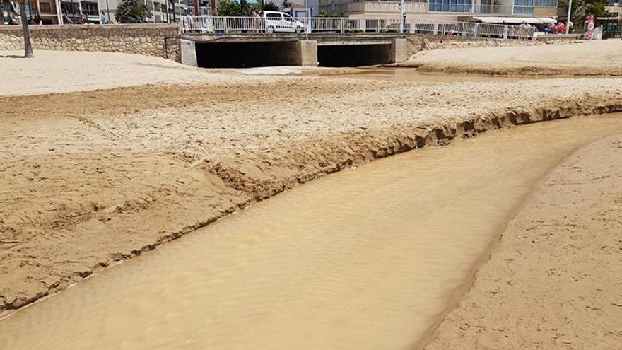 Los ecologistas de Calp denuncian que los vertidos a la playa del Arenal siguen pese a prohibirlos el ayuntamiento