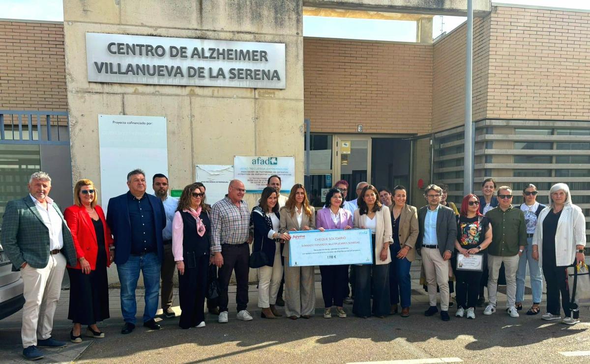 Entrega del cheque por parte de Apyme a AFAD Recuerda Extremadura.