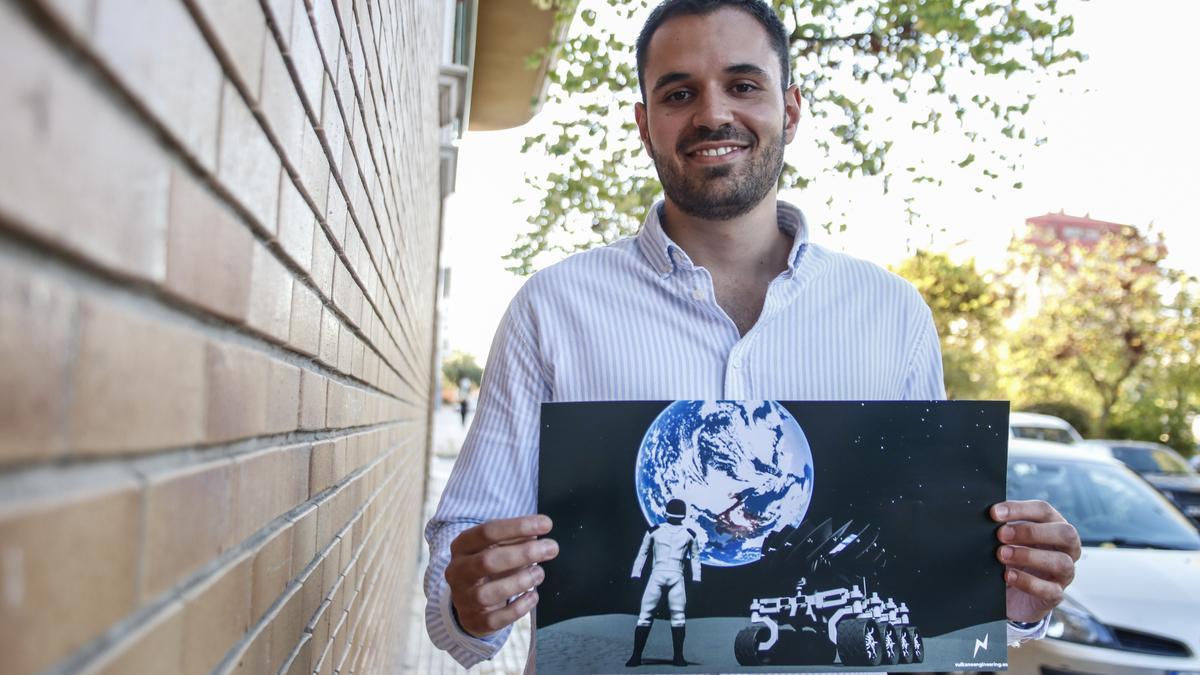 Miguel Cordero Álvarez posa con un boceto del proyecto ganador.