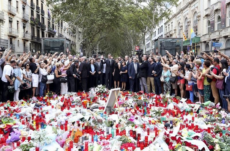 Fotogalería: Homenaje a las víctimas en Barcelona