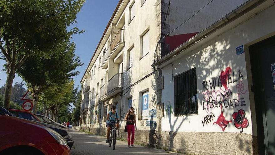 Las antiguas casas de los maestros de la avenida de Mendiño se encuentran sin uso desde hace años. // FdV