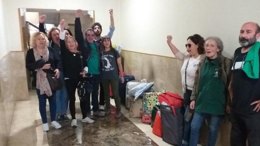 Los miembros de la PAH participaron en una acción para parar un desahucio en València.