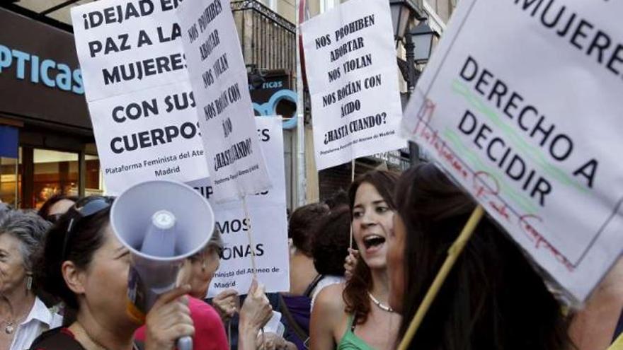 Manifestación de mujeres en defensa de la vigente ley de plazos.  // Fdv