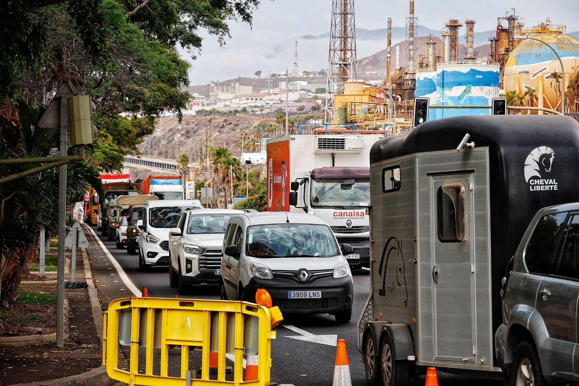 Cortes y colas en Santa Cruz por los preparativos para el Día de las Fuerzas Armadas