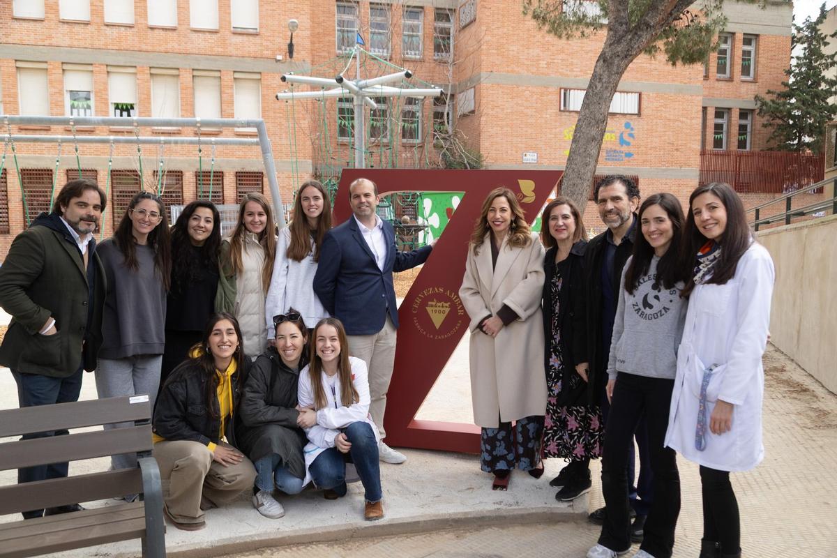 Foto de familia de en la inauguración de la plaza.