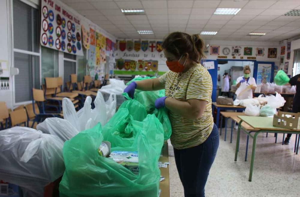 Reparto solidario de comida en los Asperones