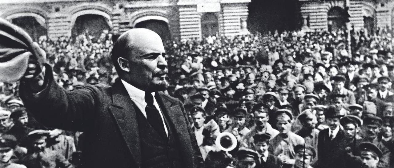 Lenin arengando a las masas en la Plaza Roja de Moscú en 1917