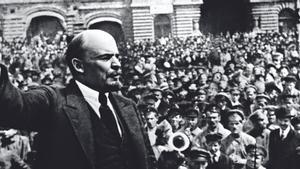 Lenin arengando a las masas en la Plaza Roja de Moscú en 1917