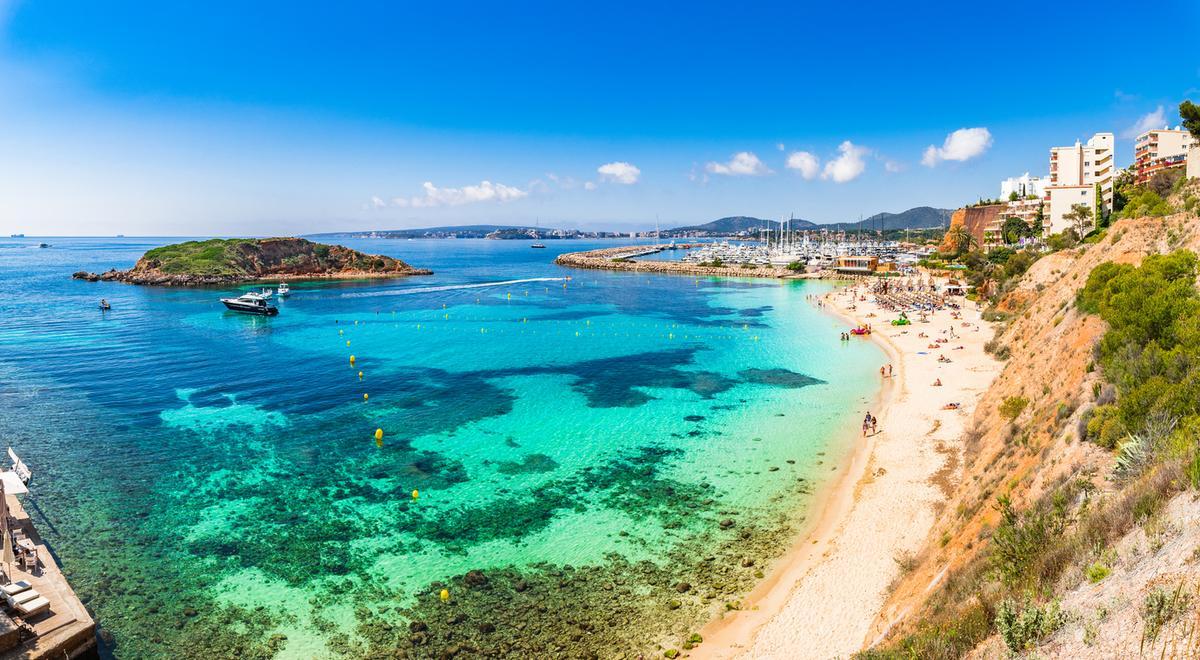 Puerto de Portals Nous, en la hermosa costa de Mallorca.