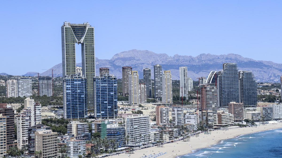 Una vista de Benidorma, con varios edificios en construcción.