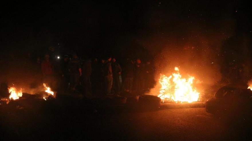 Fogueres, calçots i carpes per combatre la fred: els pagesos gironins es preparen per fer nit a l&#039;AP-7