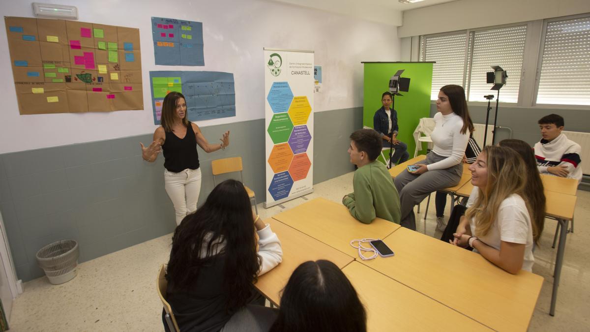 Las paredes se integran en el trabajo en el aula para fomentar la creatividad en el Canastell de San Vicente