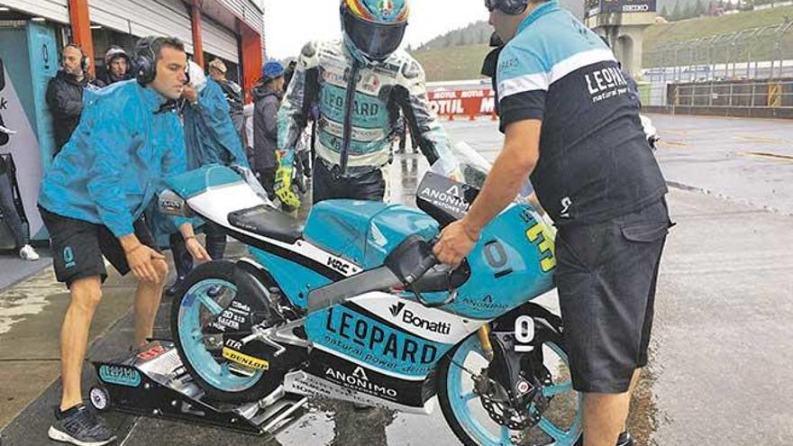 El mallorquín Joan Mir, ayer, antes de salir a la segunda tanda de los entrenamientos libres en Motegi, donde no paró de llover.