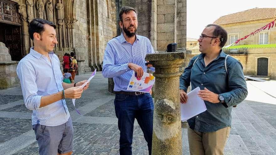 Eduardo Freiría, Carlos Vázquez Padín y Suso Vila, ante la catedral de Tui. // E.G.