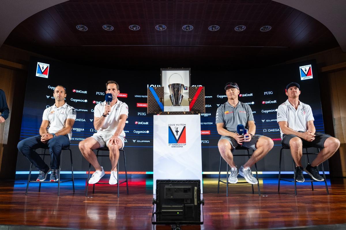 De izquierda a derecha: los timoneles Arnaud Psarofaghis (Alinghi Red Bull Racing), sir Ben Ainslie (Ineos Britannia), Jimmy Spithill (Luna Rossa Prada Pirelli) y Tom Slingsby (American Magic), equipos que han pasado a las semifinales de la Louis Vuitton Cup.