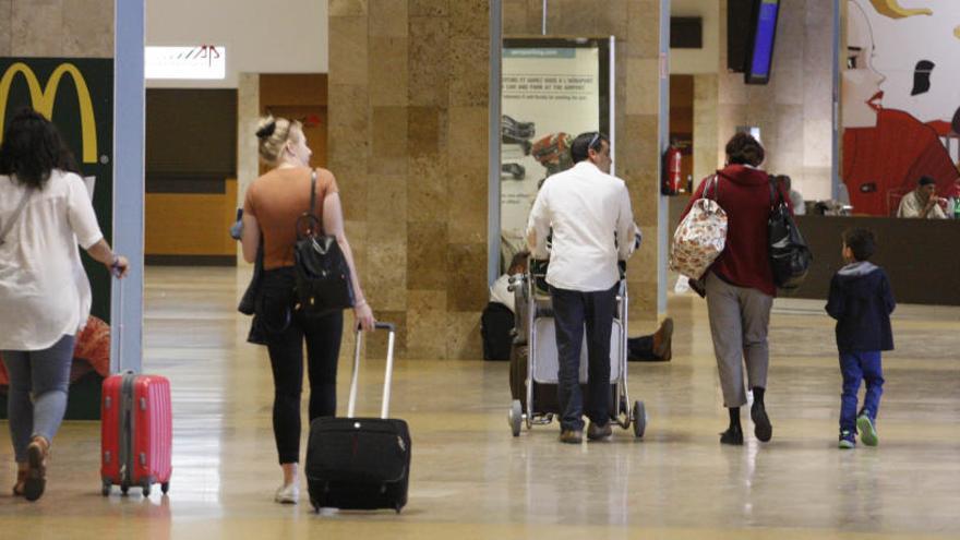 Tots els aeroports hauran de vendre aigua a un euro