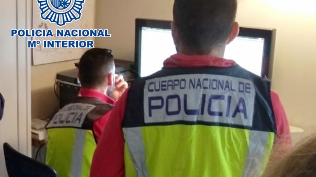 Agentes de la Policía Nacional investigando la denuncia