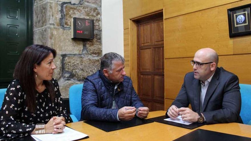 Ana Luisa González, Manuel Cuiña y José Luis Mateo, durante su reunión de ayer.