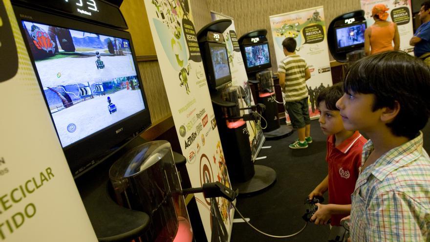 Un informe alerta de que los menores prefieren vivir en el mundo irreal de las pantallas