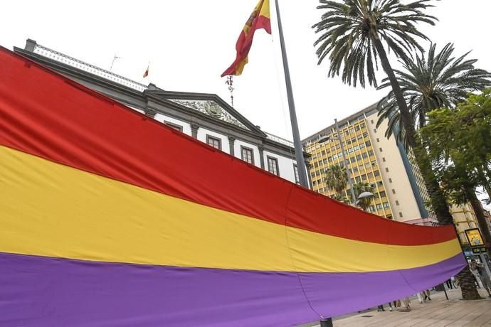 17-07-19 CANARIAS Y ECONOMIA. PARQUE DE SAN TELMO. LAS PALMAS DE GRAN CANARIA. Manifestacion, concentracion y despliegue de la bandera republicana delante del Palacio Militar. Fotos: Juan Castro.  | 17/07/2019 | Fotógrafo: Juan Carlos Castro