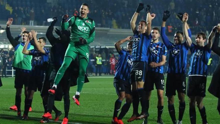 Los jugadores de la Atalanta celebran con los aficionados bergamascos la victoria sobre la Roma.