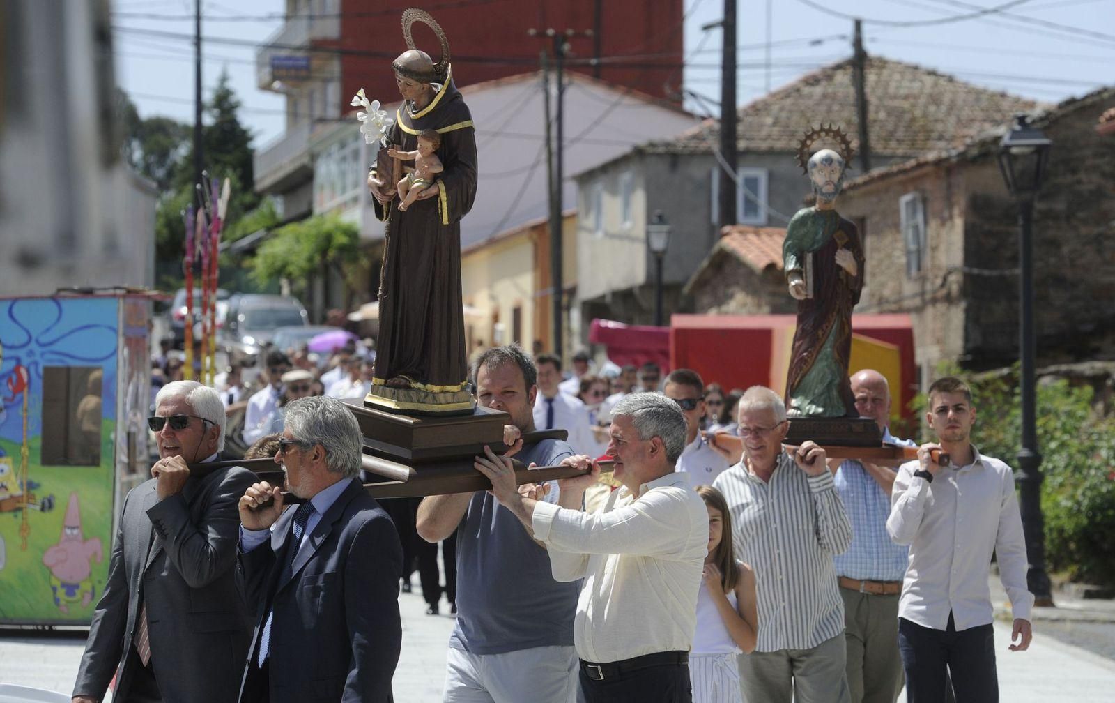Procesión con
las imágenes de San
Antonio y San Pedro.
| Bernabé/Javier Lalín