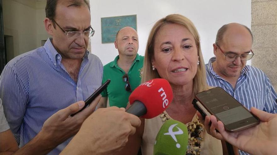 La alcaldesa de Cáceres: &quot;Es difícil tratar con alguien cuyas aportaciones son siempre el insulto&quot;