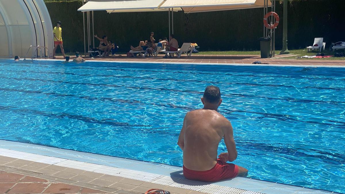 Un bañista en la piscina de Torrellano, en una imagen de archivo.