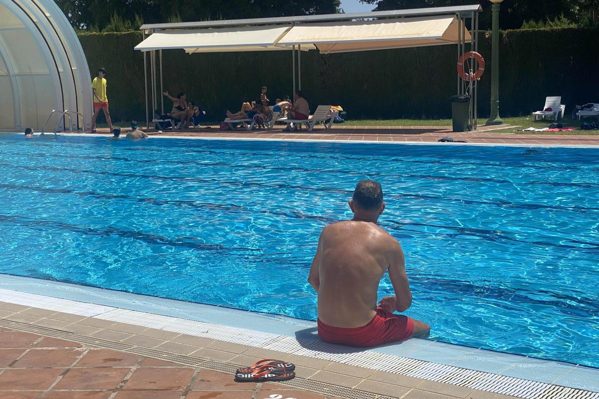 Un bañista en la piscina de Torrellano, en una imagen de archivo.