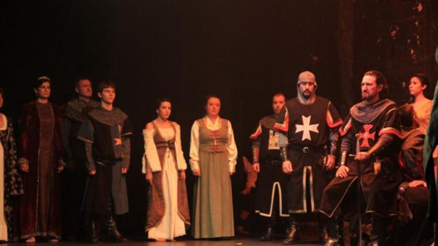 Otra de las escenas de la representación de El Cerco en el teatro Elvira Fernández de Barrio.