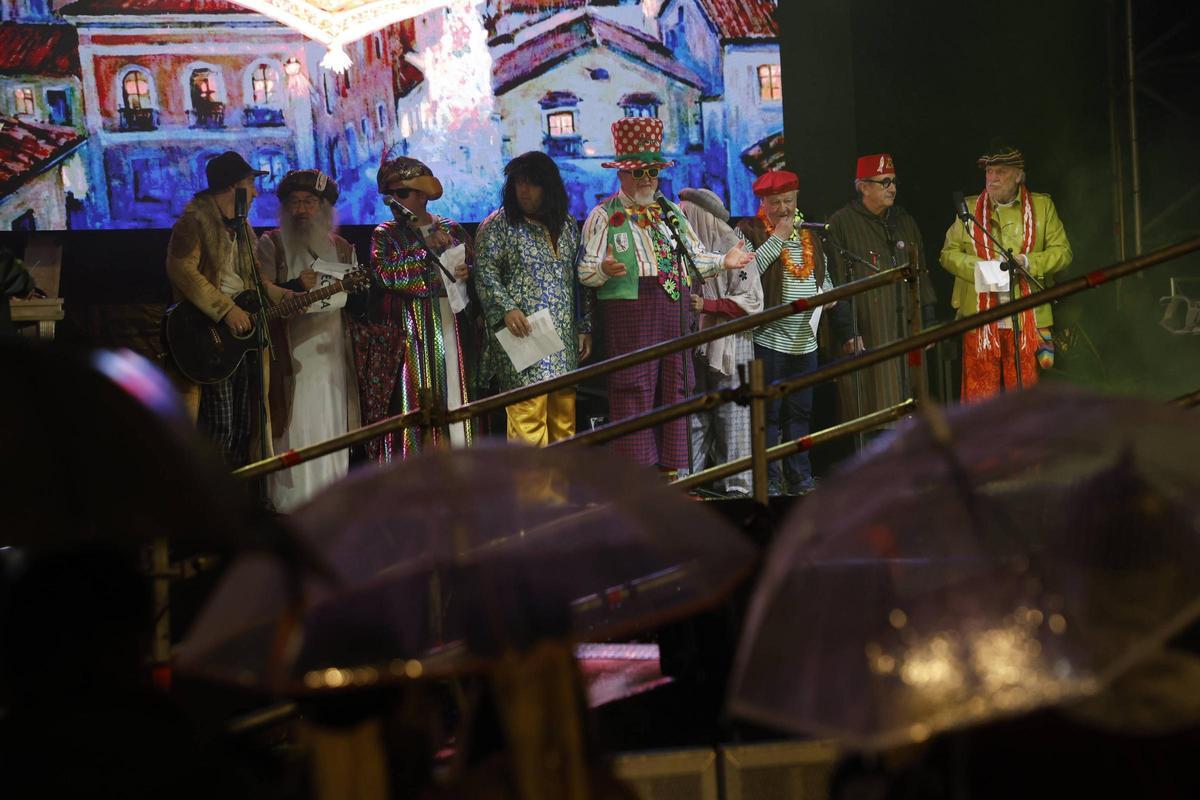 En imágenes: El concurso de murgas de Avilés bajo la lluvia En imágenes: El concurso de murgas de Avilés bajo la lluvia