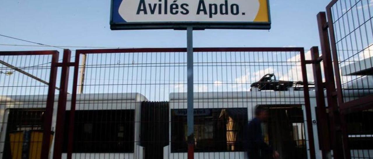 Un viajero en el apeadero de Avilés.