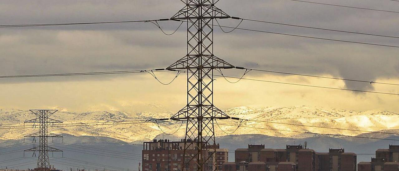 Torres de electricidad, en una imagen captada en València la semana pasada. | F. CALABUIG