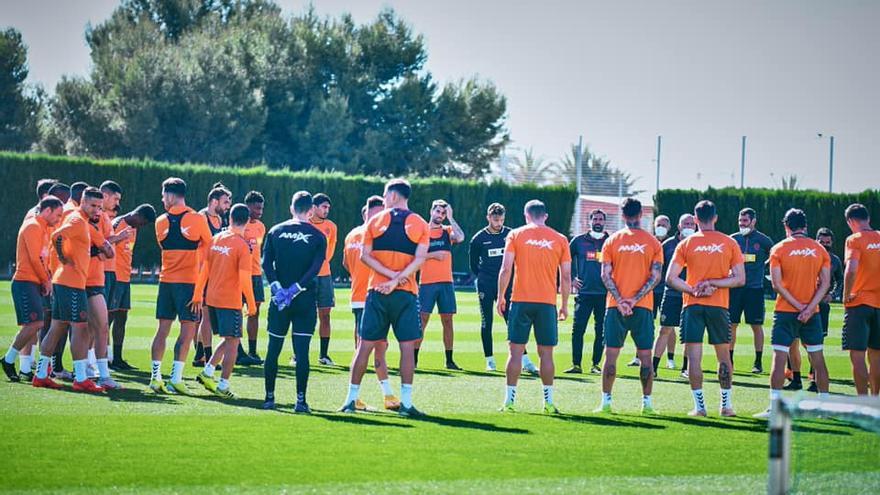 Fran Escribá dialoga con sus jugadores antes de comenzar el entrenamiento