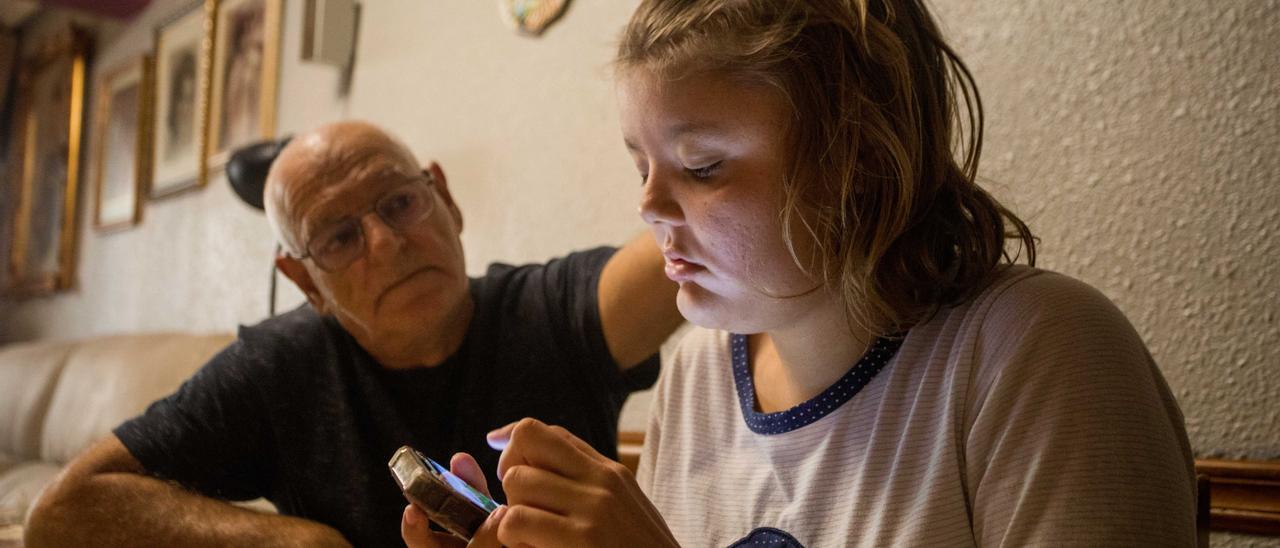 Paco lamenta el abandono institucional y mira a Sheila, su nieta con autismo